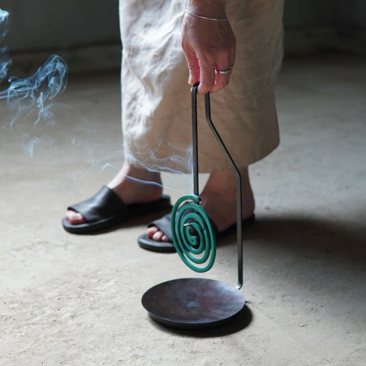 膝元の高さにある蚊遣器