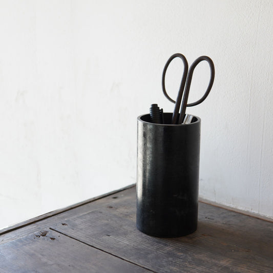 鉄のペン立て